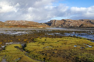 İskoçya 'nın kuzeybatı kıyısındaki Laxford Gölü' nün güney kıyısında, Badnabay 'da gelgit alçak..