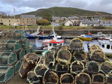 İskoçya 'nın doğu kıyısındaki Sutherland' daki Helmsdale kıyı köyünde, limanda ıstakoz tencereleri..