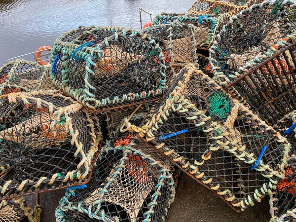 位于苏格兰东海岸萨瑟兰Helmsdale沿海村庄港口的龙虾锅 — 图库照片
