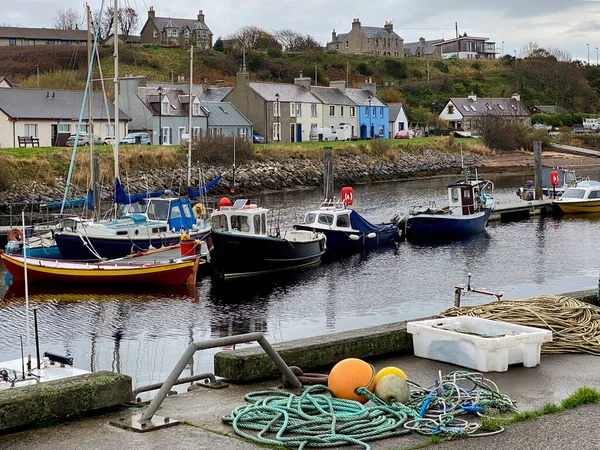 İskoçya 'nın doğu kıyısındaki Sutherland' daki Helmsdale sahil köyündeki liman..
