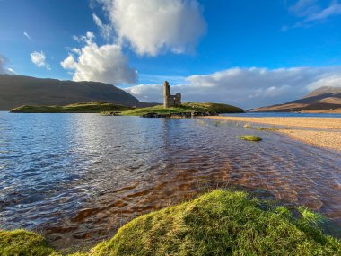 Ardvreck Kalesi - 16. yüzyıldan kalma, kuzeybatı İskoçya 'daki Sutherland, Loch Assynt' te kayalık bir arazide bulunan harabe bir kale. Şato yaklaşık 1590 yılında Assynt MacLeod 'ları tarafından inşa edildi..