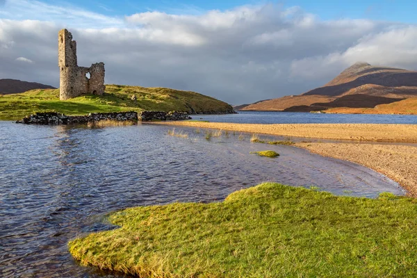 Ardvreck城堡 Ardvreck Castle 是一座建于16世纪的被毁城堡 位于苏格兰西北部萨瑟兰的Loch Assynt 城堡始建于1590年 始建于公元1590年左右 — 图库照片