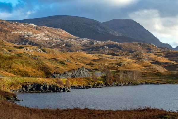 İskoçya 'nın kuzeybatısındaki Highlands' ta, Loch Assynt yakınlarında ücra bir köy yolu..