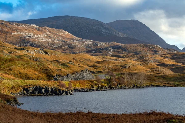 Daleka Wiejska Droga Pobliżu Loch Assynt Górach Północno Zachodniej Szkocji — Zdjęcie stockowe