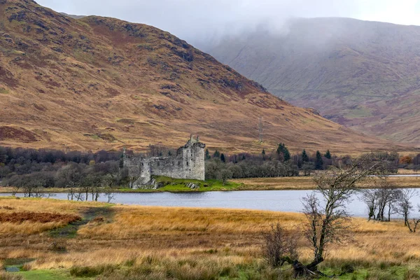 基尔文城堡 Kilchurn Castle 位于苏格兰阿吉耶和巴特的Loch Awe东北端的一个岩石半岛上被毁的建筑 它始建于15世纪中叶 是格莱诺奇营地的基地 — 图库照片