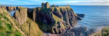 Dunnottar Şatosu - Stonehaven 'ın yaklaşık 2 mil güneyinde, İskoçya' nın kuzeydoğu kıyısındaki Aberdeenshire 'da kayalık bir burunda bulunan bir ortaçağ kalesi.. 