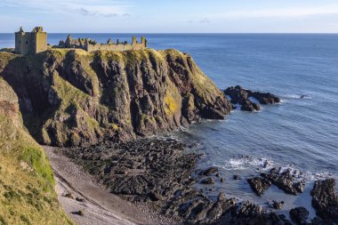 Dunnottar Şatosu - Stonehaven 'ın yaklaşık 2 mil güneyinde, İskoçya' nın kuzeydoğu kıyısındaki Aberdeenshire 'da kayalık bir burunda bulunan bir ortaçağ kalesi.. 