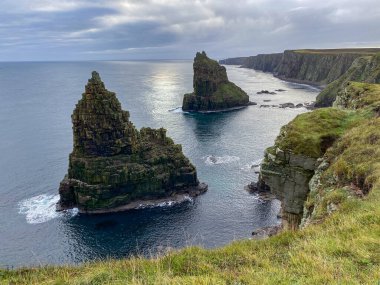 Duncansby Head 'in deniz yığınları, hem İskoç hem de İngiliz anakaralarının en kuzeydoğusu, İskoçya' nın kuzeydoğusundaki Caithness 'teki John o' Groats 'un biraz kuzeydoğusu..
