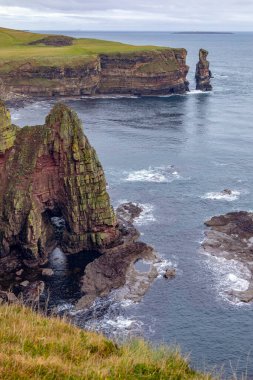 Duncansby Head, hem İskoç hem de İngiliz anakaralarının en kuzeydoğusu, İskoçya 'nın kuzeydoğusundaki Caithness' teki John o 'Groats' un biraz kuzeydoğusu..