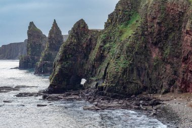 Duncansby Head 'deki deniz yığınları ve uçurumlar, İskoçya ve Britanya anakaralarının en kuzeydoğu kısmı, İskoçya' nın kuzeydoğusundaki Caithness bölgesindeki John o 'Groats' un biraz kuzeydoğusu..