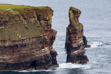 Duncansby Head 'deki deniz yığınları ve uçurumlar, İskoçya ve Britanya anakaralarının en kuzeydoğu kısmı, İskoçya' nın kuzeydoğusundaki Caithness bölgesindeki John o 'Groats' un biraz kuzeydoğusu..