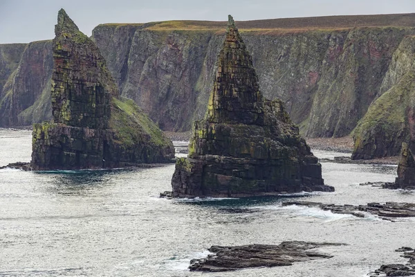 Duncansby Head 'deki deniz yığınları ve uçurumlar, İskoçya ve Britanya anakaralarının en kuzeydoğu kısmı, İskoçya' nın kuzeydoğusundaki Caithness bölgesindeki John o 'Groats' un biraz kuzeydoğusu..