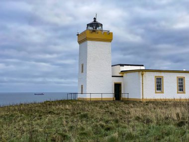Duncansby Baş Feneri hem İskoç hem de İngiliz anakaralarının en kuzeydoğusundaki Caithness, İskoçya 'nın kuzeydoğusundaki John o' Groats 'un biraz kuzeydoğusundadır..