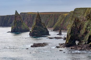 Duncansby Head 'deki deniz yığınları ve uçurumlar, İskoçya ve Britanya anakaralarının en kuzeydoğu kısmı, İskoçya' nın kuzeydoğusundaki Caithness bölgesindeki John o 'Groats' un biraz kuzeydoğusu..