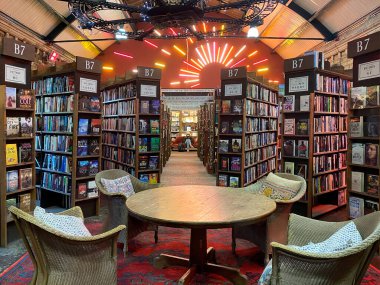 İngiltere 'nin Northumberland kentindeki tarihi pazar kasabası Alnwick' te ikinci el bir kitapçı. Ülkenin yılda 350 binden fazla ziyaretçisi bulunuyor ve bunların% 40 'ı bölge dışından geliyor. Avrupa 'nın en büyük ikinci el kitapçılarından biridir..