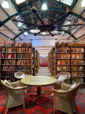 İngiltere 'nin Northumberland kentindeki tarihi pazar kasabası Alnwick' te ikinci el bir kitapçı. Ülkenin yılda 350 binden fazla ziyaretçisi bulunuyor ve bunların% 40 'ı bölge dışından geliyor. Avrupa 'nın en büyük ikinci el kitapçılarından biridir..