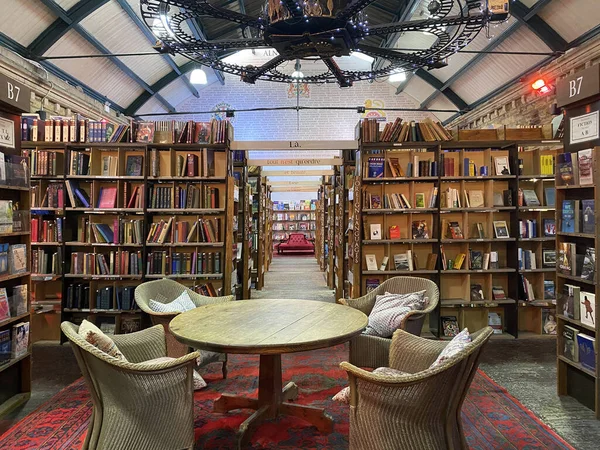 İngiltere 'nin Northumberland kentindeki tarihi pazar kasabası Alnwick' te ikinci el bir kitapçı. Ülkenin yılda 350 binden fazla ziyaretçisi bulunuyor ve bunların% 40 'ı bölge dışından geliyor. Avrupa 'nın en büyük ikinci el kitapçılarından biridir..