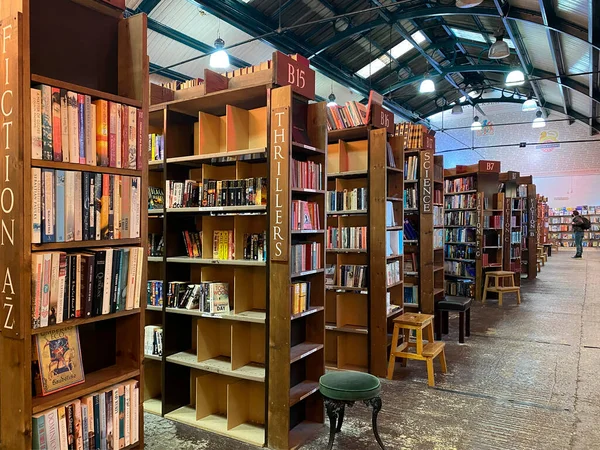 İngiltere 'nin Northumberland kentindeki tarihi pazar kasabası Alnwick' te ikinci el bir kitapçı. Ülkenin yılda 350 binden fazla ziyaretçisi bulunuyor ve bunların% 40 'ı bölge dışından geliyor. Avrupa 'nın en büyük ikinci el kitapçılarından biridir..