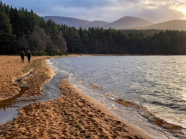 スコットランド高地のケアゴームのAviemore近くのLoch Morlich — ストック写真