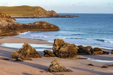 İskoçya 'nın kuzey kıyısındaki Sangobeg Kumları' ndaki kayalık kıyı şeridi ve kumlu plaj.