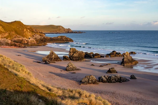 Rocky Coastline Sandy Beach Sangobeg Sands Late Afternoon Sunlight Sutherland — Stock Photo, Image