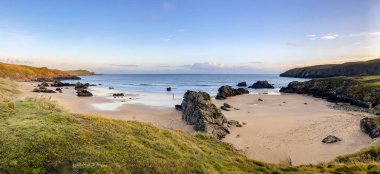 İskoçya 'nın kuzey kıyısındaki Sangobeg Sands, Sutherland' daki kayalık sahil ve kumlu plajın panoramik manzarası