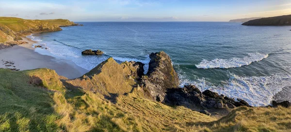 İskoçya 'nın kuzey kıyısındaki Sangobeg Körfezi, Sutherland' deki kayalık sahil ve kumlu plajın panoramik görüntüsü