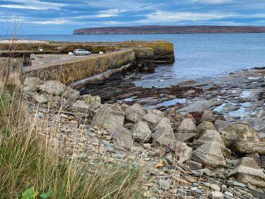 Dunnet Head 'in olduğu Castletown Limanı. İskoçya 'nın kuzey sahilindeki katitlik. Dunnet Head, İngiliz anakarasının en kuzeydeki noktasıdır..