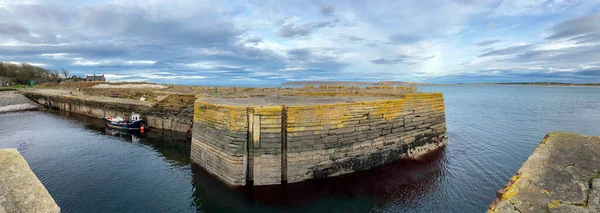 从远处看Dunnet Head的Castletown港口全景 苏格兰北部海岸的Caithness 邓内头部是英国大陆最北端的一点 — 图库照片