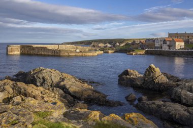 Portsoy 'daki yeni liman, İskoçya' nın Aberdeenshire kentindeki Moray Firth 'de küçük bir sahil kasabası. Yeni liman 1825 'te, en yüksek noktasında 57 tekne demirleyen ringa balıkçılığı için inşa edildi..
