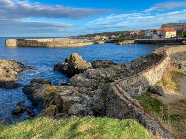 Portsoy 'daki yeni liman, İskoçya' da Aberdeenshire, Moray Firth 'de küçük bir sahil kasabası. Yeni liman 1825 yılında, 57 kayığı demirlemiş olan ringa balıkçılığı için inşa edildi..