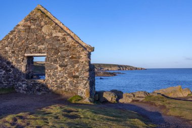 Aberdeenshire, İskoçya 'daki Moray Firth' te Portsoy 'da bir balıkçı kulübesinin kalıntıları..