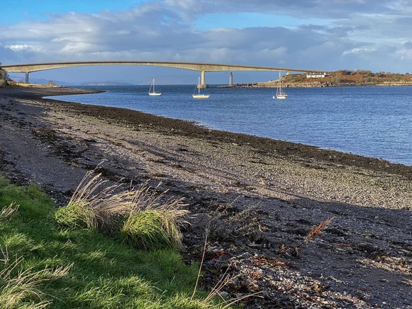 İskoçya 'daki Skye Adası' na giden yol köprüsü. Anakaradaki Kyle of Lochalsh ile Skye Adası 'ndaki Kyleakin arasında bağlantı kuruyor. İnşaat 1992 yılında başladı ve Ekim 1995 'te açıldı..