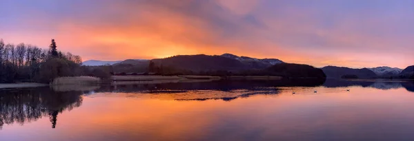 英国カンブリア州の湖地区のケズウィック近くのデルゴー水で冬の夜明けの日差し — ストック写真