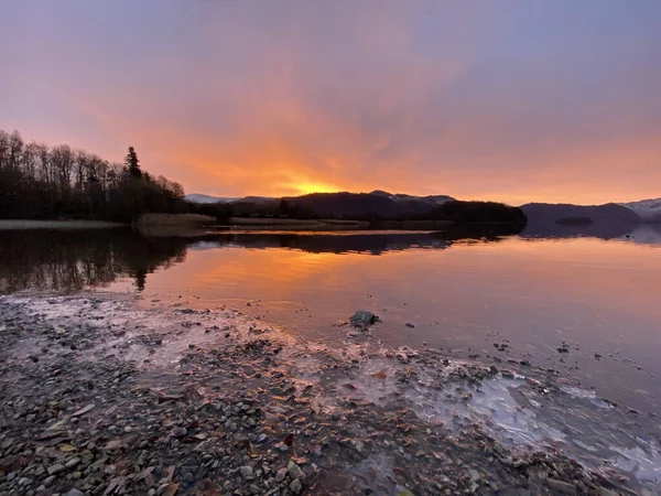 Amanecer Luz Del Sol Invierno Derwent Water Cerca Keswick Distrito —  Fotos de Stock