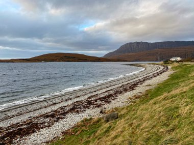Assynt Ciogach Dağları ve Ardmair, İskoçya 'nın kuzeybatı kıyısında, Kanaird Gölü kıyısında..