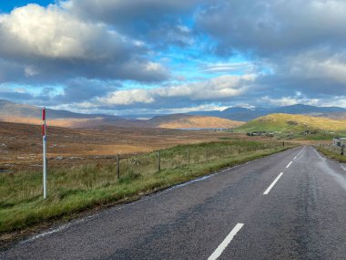 Ullapool 'dan Drumrunie' ye (A835) Assynt Coigach dağlarının olduğu yol. Bu yol NC500 manzaralı yolunun bir parçası..