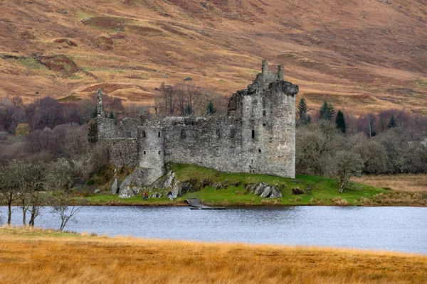 基尔文城堡 Kilchurn Castle 位于苏格兰阿吉耶和巴特的Loch Awe东北端的一个岩石半岛上被毁的建筑 它始建于15世纪中叶 是格莱诺奇营地的基地 — 图库照片