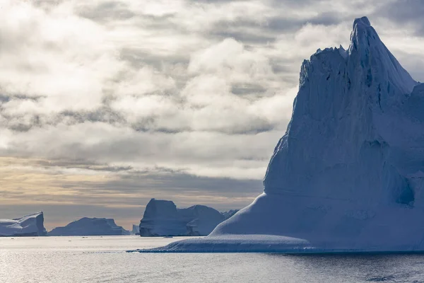 Los Icebergs Derriten Lentamente Scoresbysund Este Groenlandia — Foto de Stock