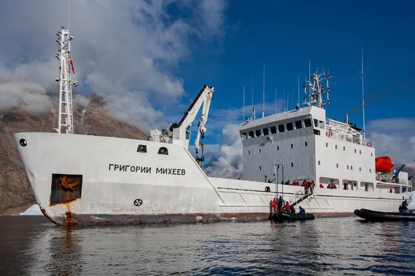 Abenteuertouristen Besteigen Schlauchboote Vom Russischen Eisbrecher Grigori Mikheev Nordwestfjord Den — Stockfoto