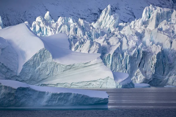 グリーンランド東部のスコースビズンドでゆっくりと氷解する氷山 — ストック写真