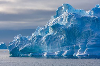 Buzdağı Doğu Grönland 'da Scoresbysund' da yavaşça eriyor..