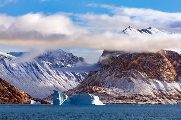 Snötäckta Berg Vid Kusten Scoresbysund Östra Grönland — Stockfoto