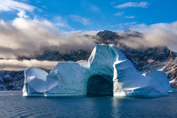 Айсберг Повільно Тане Скоресбісунді Сході Ґренландії — стокове фото