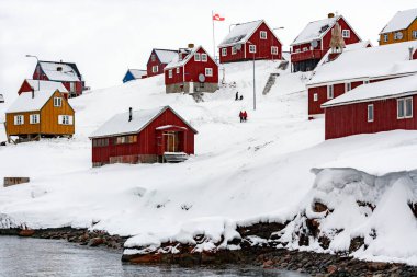 Ittoqortoormiit kasabası (pop. Grönland 'ın kuzeydoğusundaki Scoresbysund girişinde.