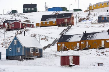 Ittoqortoormiit kasabası (pop. Grönland 'ın kuzeydoğusundaki Scoresbysund girişinde.