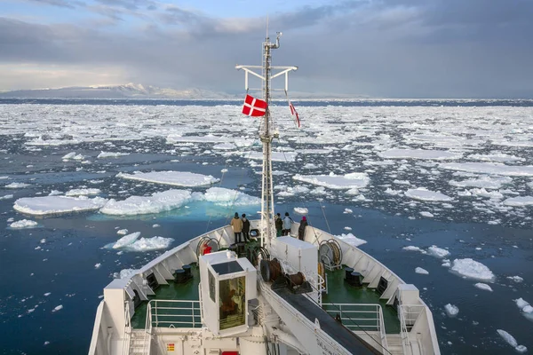 Abenteuertouristen Bug Eines Eisbrechers Beim Blick Auf Das Meereis Nordatlantik — Stockfoto