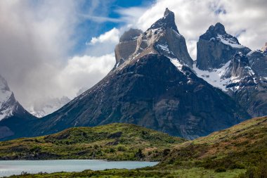 Güney Şili 'nin güneyindeki Patagonya' daki Torres del Paine Ulusal Parkı 'ndaki Cordillera del Paine Dağı zirveleri..