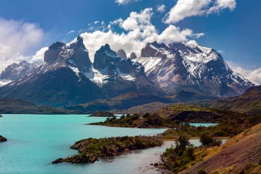 Güney Şili 'nin güneyindeki Patagonya' daki Torres del Paine Ulusal Parkı 'ndaki Cordillera del Paine Dağı zirveleri..