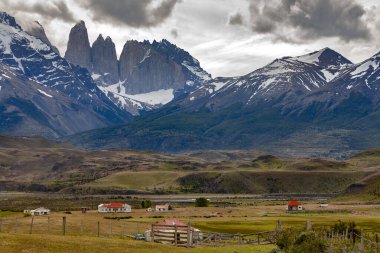 Güney Şili 'nin güneyindeki Patagonya' daki Torres del Paine Ulusal Parkı 'ndaki Cordillera del Paine Dağı zirveleri..